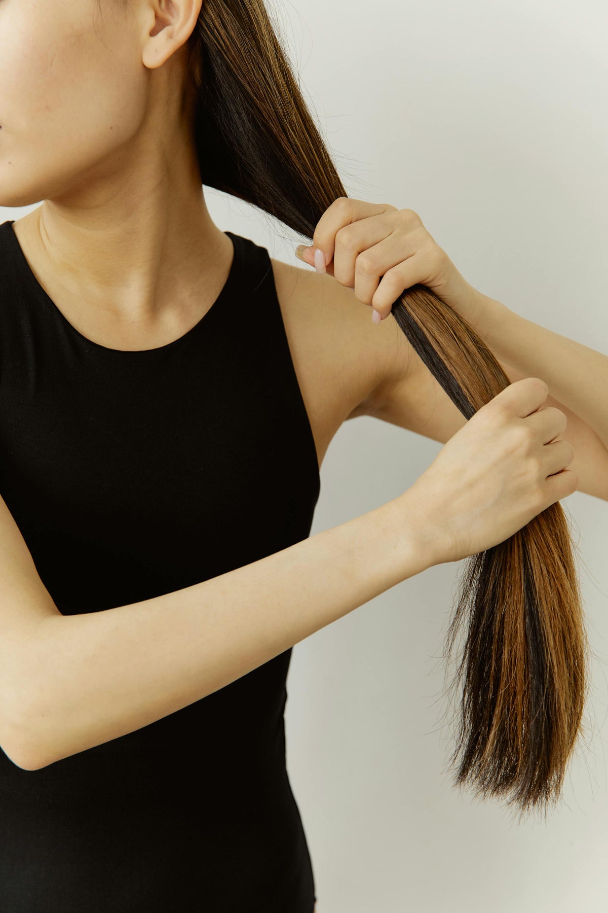 Vrouw met gezond glanzend haar dankzij natuurlijke haarverzorging
